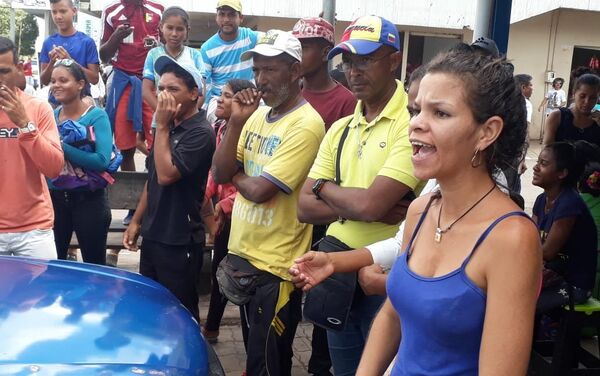 Vecinos de la ciudad fronteriza de Pacaraima, en Brasil, se manifiestan contra la entrada incontrolada de venezolanos. Los inmigrantes se encaran con ellos pidiendo comprension y les acusan de xenofobia - Sputnik Mundo