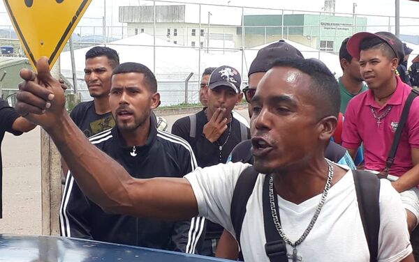 Vecinos de la ciudad fronteriza de Pacaraima, en Brasil, se manifiestan contra la entrada incontrolada de venezolanos. Los inmigrantes se encaran con ellos pidiendo comprension y les acusan de xenofobia - Sputnik Mundo
