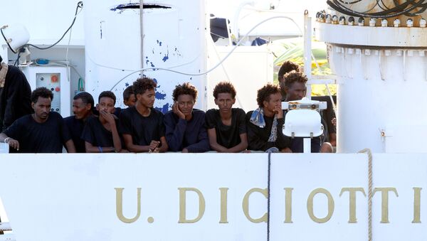Los migrantes en el barco de la guardia costera italiana Diciotti - Sputnik Mundo