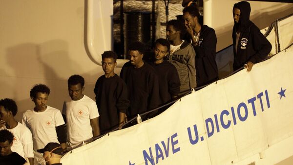 Los migrantes en el barco de la guardia costera italiana Diciotti - Sputnik Mundo