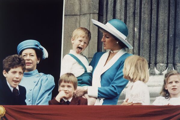 El príncipe Harry en los brazos de su madre, la princesa Diana - Sputnik Mundo