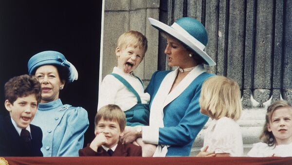 El príncipe Harry en los brazos de su madre, princesa Diana - Sputnik Mundo