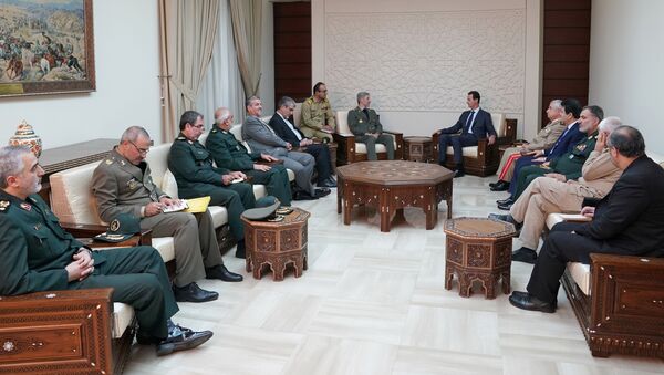 El encuentro entre presidente de Siria Bashar Asad y el ministro de Defensa iraní, Amir Hatami - Sputnik Mundo