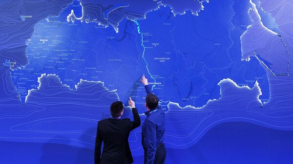 Hombres observando el mapa de Rusia - Sputnik Mundo