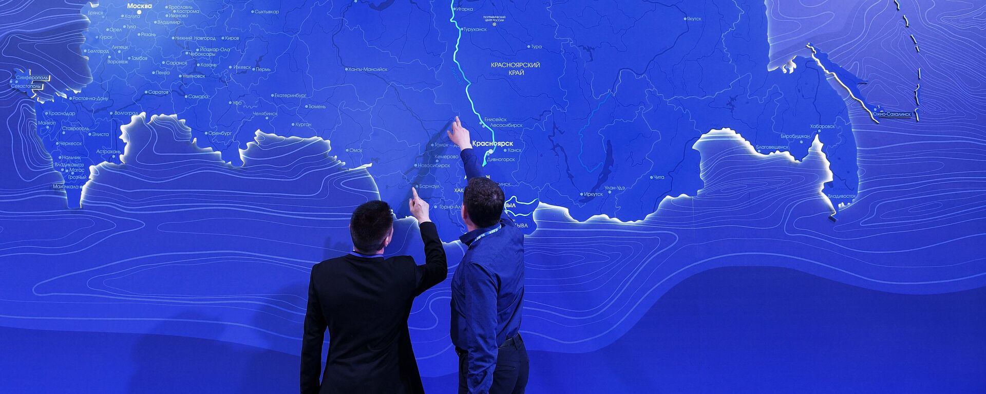 Hombres observando el mapa de Rusia en el Foro Económico de Krasnoyarsk (archivo) - Sputnik Mundo, 1920, 25.06.2022
