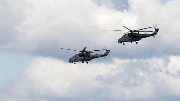 Helicópteros Mi-35 durante una maniobra conjunta de Rusia y Serbia - Sputnik Mundo