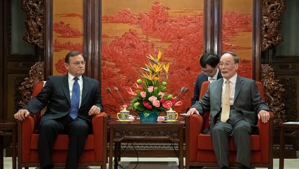 El canciller de Perú, Néstor Popolizio y el vicepresidente de China, Wang Qishan - Sputnik Mundo