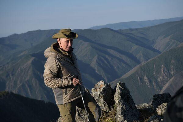 Vacaciones 'salvajes': Vladímir Putin pasa el fin de semana en Siberia - Sputnik Mundo