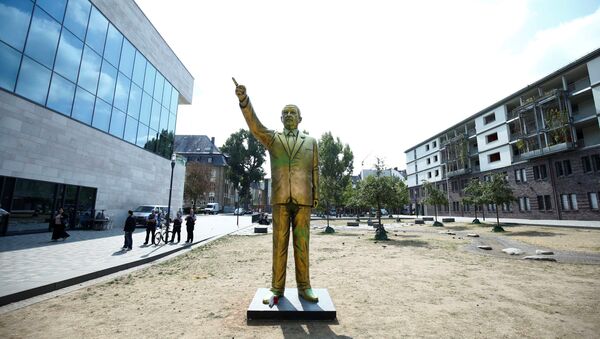 Estatua dorada del presidente de Turquía, Recep Tayyip Erdogan - Sputnik Mundo
