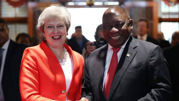 Primera ministra británica, Theresa May, y el presidente de Sudáfrica, Cyril Ramaphosa - Sputnik Mundo