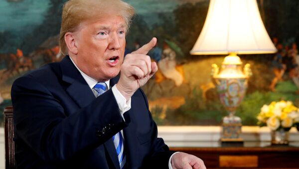 Donald Trump habla con reporteros luego de firmar una proclamación declarando su intención de retirarse del acuerdo nuclear con Irán - Sputnik Mundo