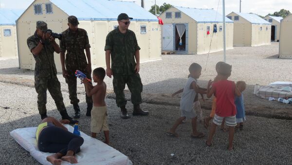 Militares y niños en el campo de refugiados Rondon I en Boa Vista - Sputnik Mundo