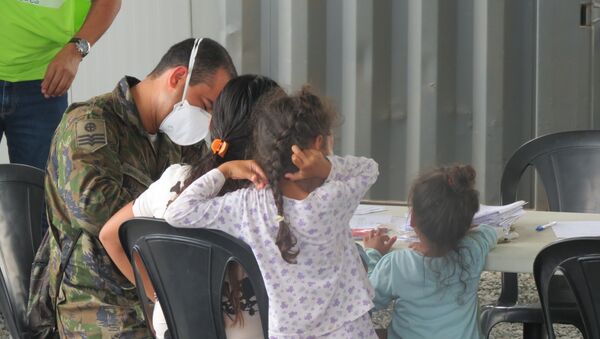 Médicos militares atienden a niños en el campo de refugiados Rondon I en Boa Vista - Sputnik Mundo