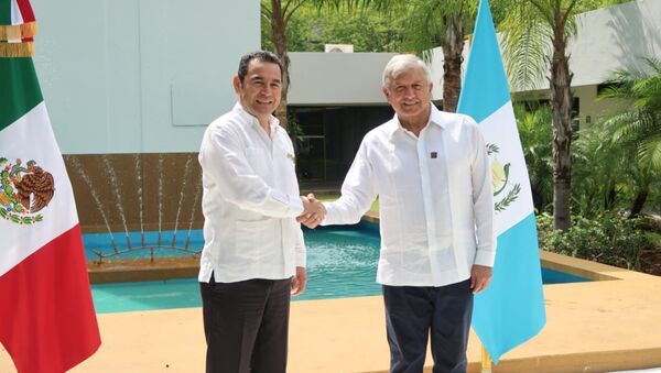 Presidente de Guatemala, Jimmy Morales y Presidente electo de México, Andrés Manuel López Obrador - Sputnik Mundo