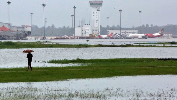 El aeropuerto internacional en la ciudad india de Cochín, afectado por las inundaciones - Sputnik Mundo