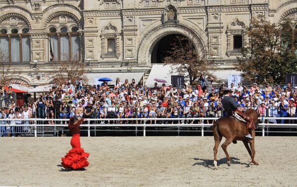 El espectáculo 'Pasión y duende del caballo andaluz' en la Plaza Roja de Moscú durante el festival Torre Spásskaya - Sputnik Mundo