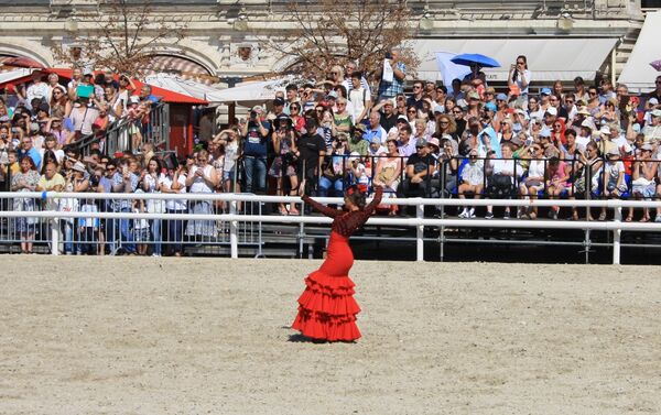 María, una de las dos bailaoras cordobesas de la Asociación Córdoba Ecuestre, durante su actuación en la Plaza Roja de Moscú - Sputnik Mundo