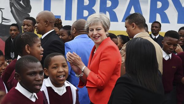 Theresa May, primera ministra británica, durante su visita oficial a Sudáfrica - Sputnik Mundo