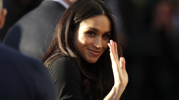 Meghan Markle waves as she leaves with Prince Harry after watching a hip hop opera performance by young people involved in the Full Effect programme at the Nottingham Academy school in Nottingham, England, Friday Dec. 1, 2017 - Sputnik Mundo