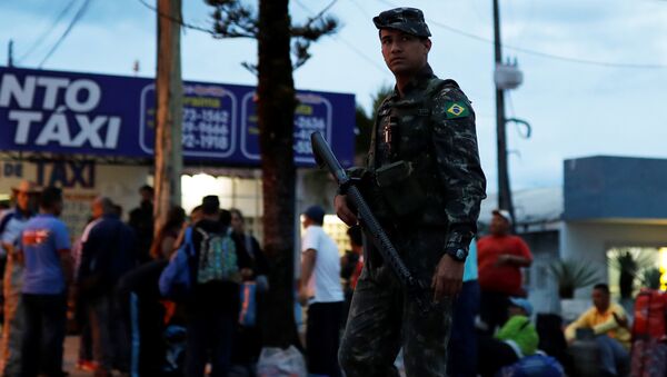 Un militar en la frontera entre Brasil y Venezuela - Sputnik Mundo
