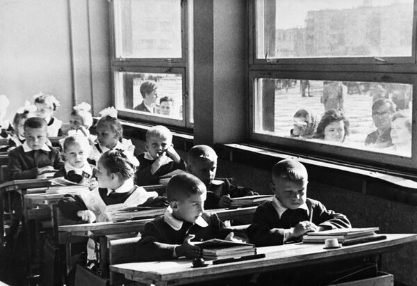 La vuelta a la escuela en la Unión Soviética - Sputnik Mundo