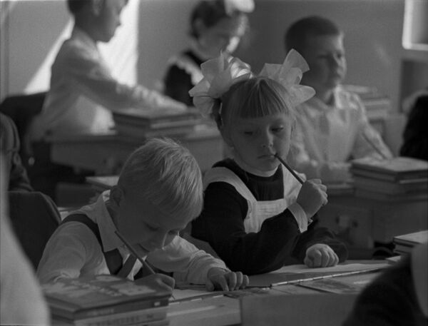 La vuelta a la escuela en la Unión Soviética - Sputnik Mundo