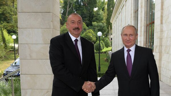El presidente de Rusia, Vladímir Putin con su colega de Azerbaiyán, Ilham Aliyev - Sputnik Mundo