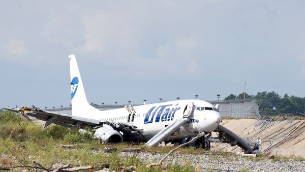 Aterrizaje de emergencia de un avión de la compañía aérea Utair en Sochi - Sputnik Mundo
