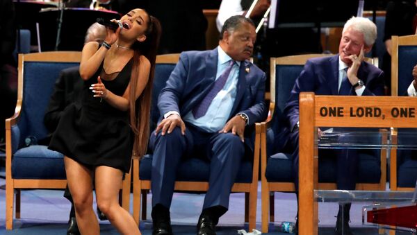 Ariana Grande canta en el funeral de Aretha Franklin - Sputnik Mundo