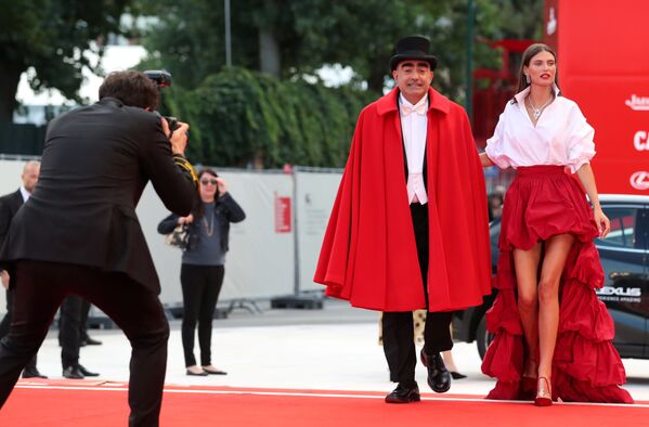 Los atuendos más extravagantes de la alfombra roja del Festival de Cine de Venecia - Sputnik Mundo