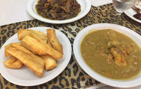 Algunos platos tradicionales del restaurante camerunés en Buenos Aires, El Buen Sabor Africano - Sputnik Mundo