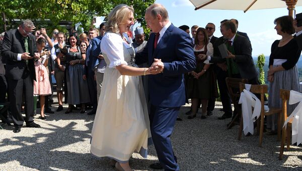 Vladímir Putin, presidente de Rusia, baila con Karin Kneissl, ministra de Exteriores de Austria (archivo) - Sputnik Mundo