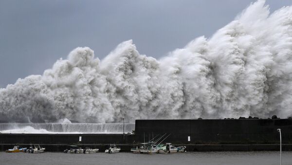 Las olas en la espera del tifón Jebi - Sputnik Mundo