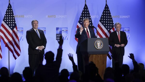 Secretario de Estado de EEUU, Mike Pompeo, el presidente de EEUU, Donald Trump, y asesor de Seguridad Nacional de la Casa Blanca, John Bolton - Sputnik Mundo