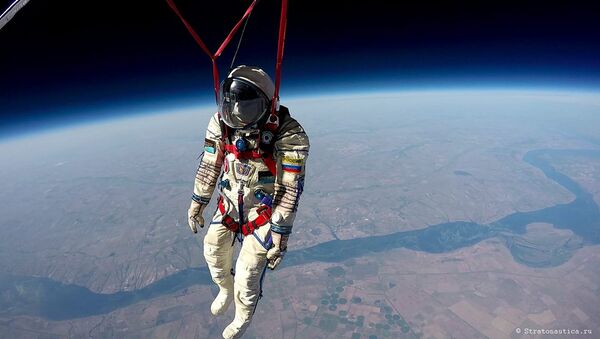 La foto del traje espacial Sókol llevado a la estratosfera por la empresa rusa Stratonautica - Sputnik Mundo