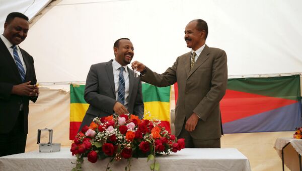Isaias Afwerki, el presidente de Eritrea, recibe las llaves de Abiy Ahmed, el primer ministro de Etiopía, durante la ceremonia de inauguración de la embajada (archivo) - Sputnik Mundo