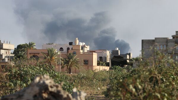 Humo en la ciudad de Trípoli tras los enfrentamientos, Libia - Sputnik Mundo