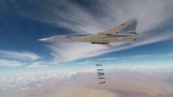 Un bombardero ruso lanza las bombas contra las posiciones de los terroristas en Siria (archivo) - Sputnik Mundo