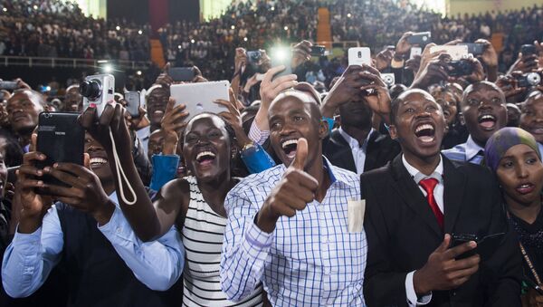 Los habitantes de Nairobi, Kenia, con dispositivos electrónicos (archivo) - Sputnik Mundo