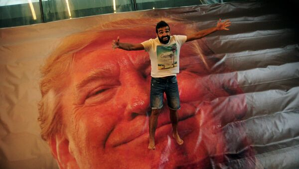 La instalación 'Jump Trump' del Festival Internacional de Imagen Getxofoto, España - Sputnik Mundo