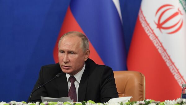 Vladímir Putin, presidente ruso, durante la cumbre en Irán - Sputnik Mundo