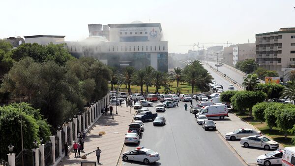 Ambulancias y policías cerca de la petrolera libia NOC en Trípoli - Sputnik Mundo
