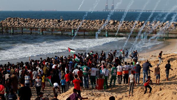 Los palestinos durante las protestas en la costa de la Franja de Gaza - Sputnik Mundo