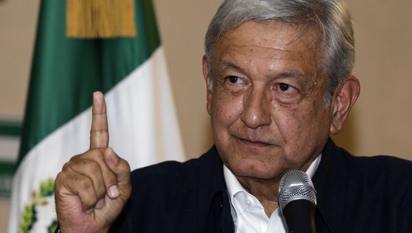 Presidential hopeful Andres Manuel Lopez Obrador gives a press conference in Mexico City - Sputnik Mundo