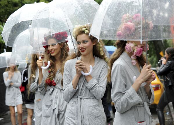 Los atuendos más sensuales de la Semana de la Moda de Nueva York - Sputnik Mundo