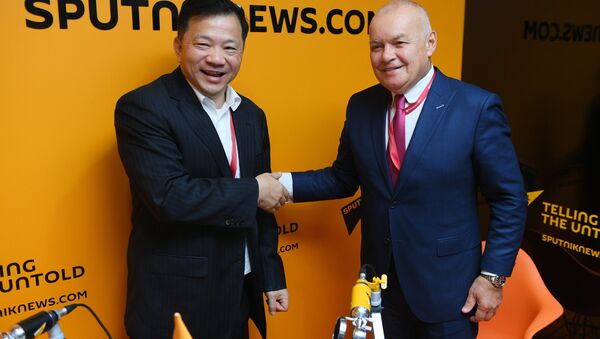 El presidente del Grupo de Medios de China, Shen Haixiong, y el director general de la agencia Rossiya Segodnya (matriz de Sputnik), Dmitri Kiseliov - Sputnik Mundo
