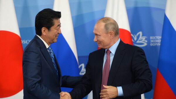 Shinzo Abe, primer ministro de Japón, y Vladímir Putin, presidente de Rusia - Sputnik Mundo