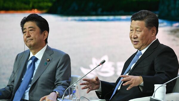 El primer ministro japonés, Shinzo Abe y el presidente chino, Xi Jinping, en el Foro Económico Oriental 2018 - Sputnik Mundo