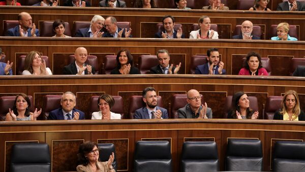 Los parlamentarios españoles aplauden tras la aprobación de exhumación de Francisco Franco - Sputnik Mundo