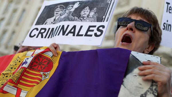Manifestantes a favor de la exhumación de los restos del dictador Francisco Franco - Sputnik Mundo